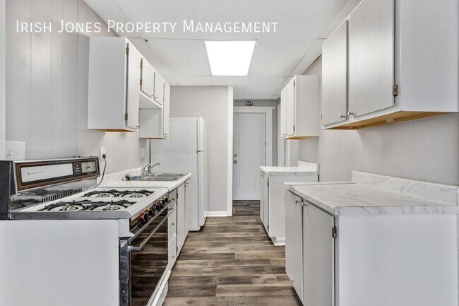 Building Photo - 1389 Broadway-Apt 2 - ALL UTILITIES INCLUDED!