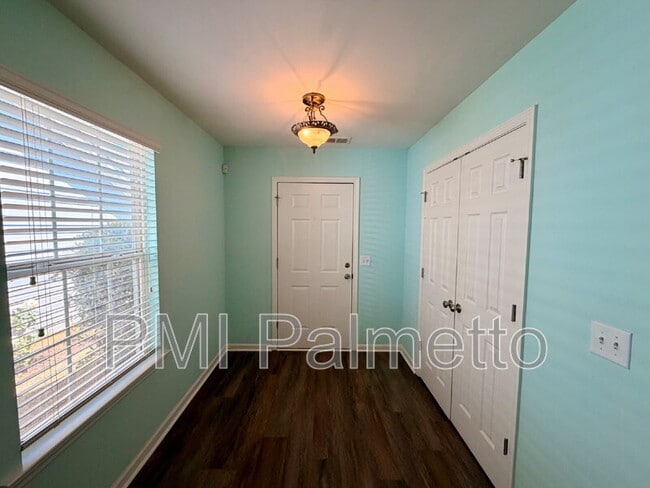 Building Photo - 1064 Kingston Village Loop