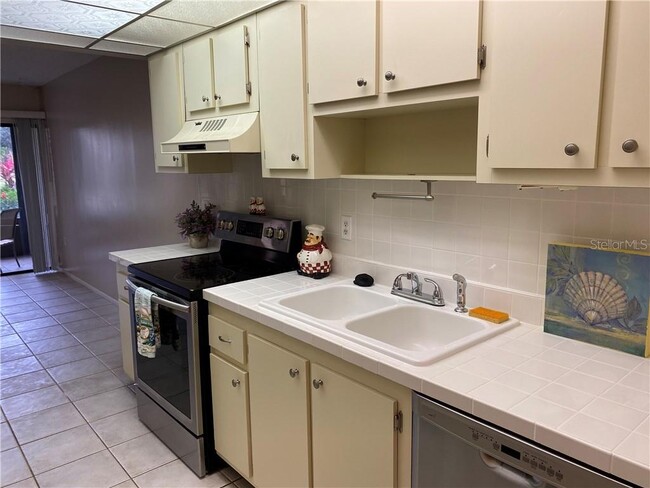 Kitchen - 425 30th Ave W