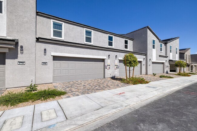 Foto del edificio - FULLY FURNISHED BRAND NEW TOWNHOME WITH 3 BEDROOMS + 2 CAR GARAGE