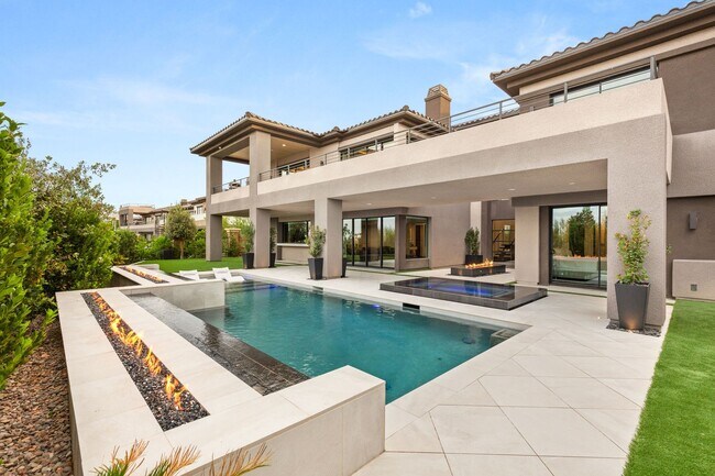 Foto del edificio - LUXURY 5 BEDROOM HOME IN THE BLUFFS