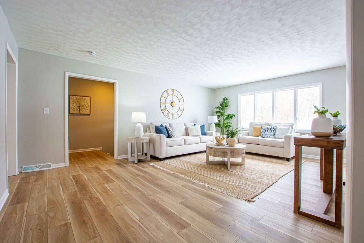 Foto principal - Beautifully Renovated with Lots of Space! 3 Bedroom / 2 Bath Ranch in Blair!