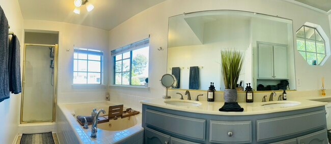 Building Photo - 223 Hill Ranch Dr