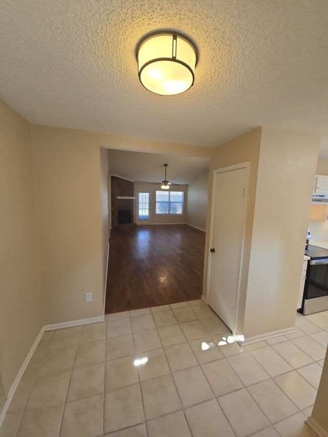 Building Photo - 5125 Colonial Dr