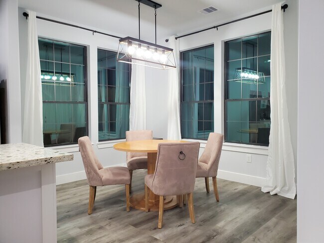 Foto del edificio - 3821 Mainer St