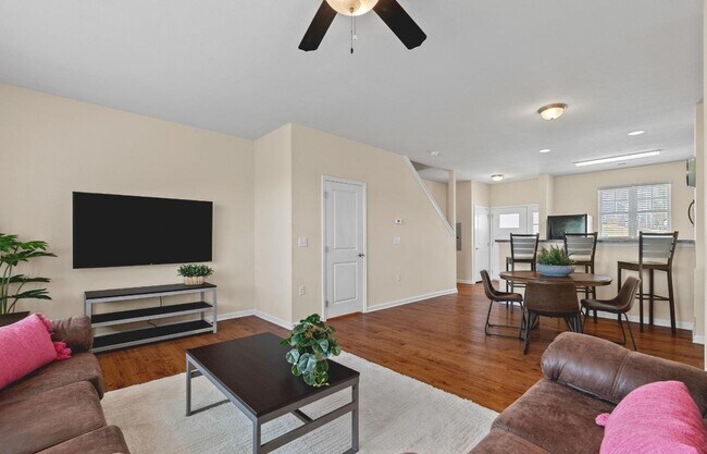Building Photo - 4 Bedroom Townhome in Lynchburg