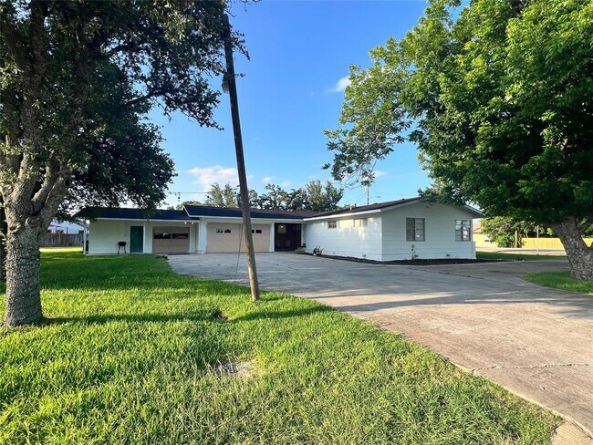 Building Photo - 213 S FM 1660
