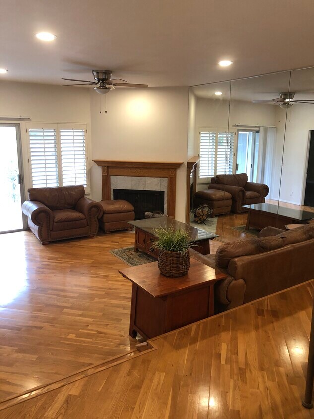 Large Living room with fireplace - 8807 Gilman Dr