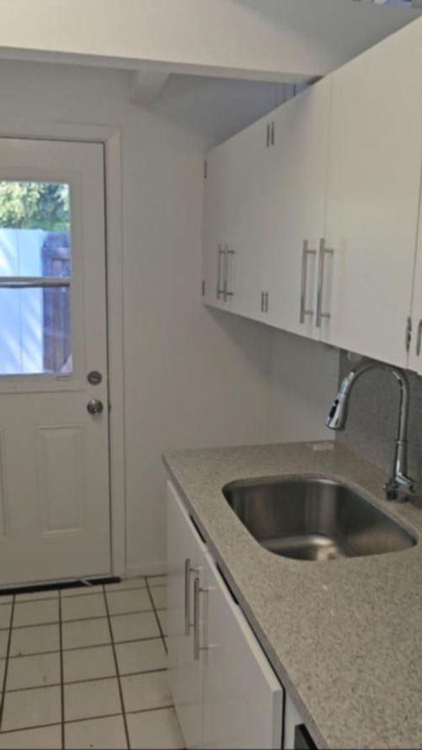 Foto del edificio - BEAUTIFUL "Blue Bungalow" 4 Bed/3 Bath Hom...