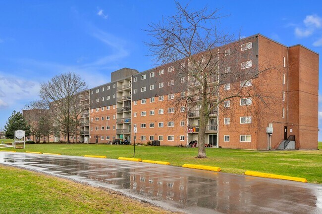 Photo du bâtiment - Village Tower Apartments