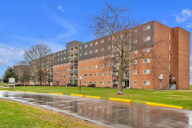 Photo du bâtiment - Village Towers Apartments