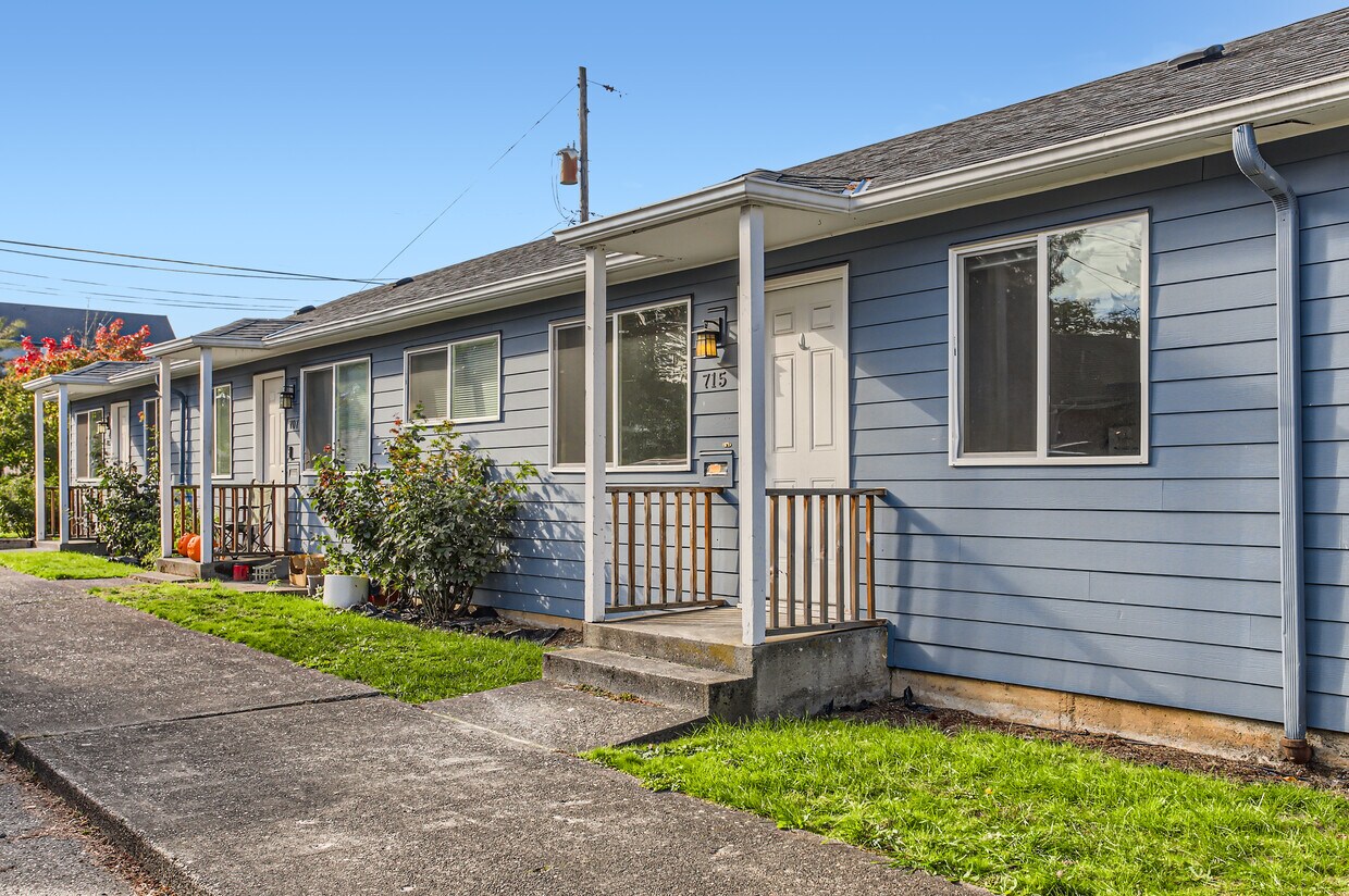 Front Yard - 715 NE 92nd Ave