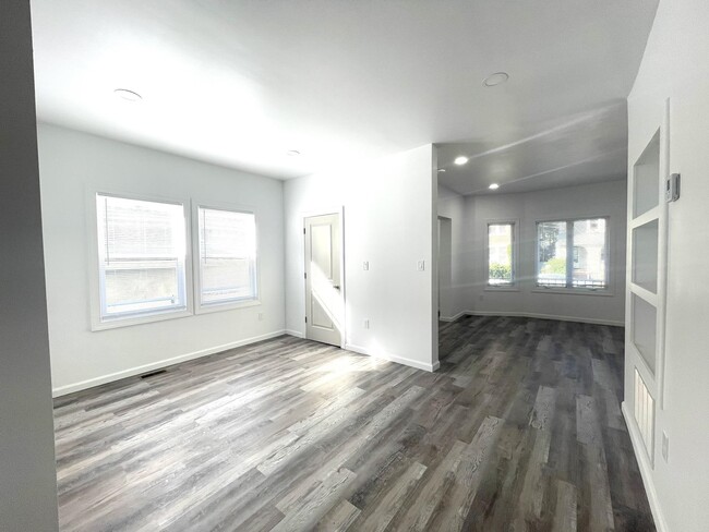 Building Photo - 102 W 35th St