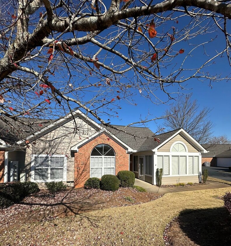 Primary Photo - Charming 3BR/2BA Home in Roswell with Bright Sunroom & Spacious Living!