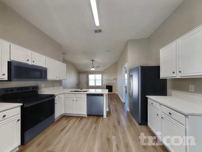 Building Photo - 923 McKavett Dr