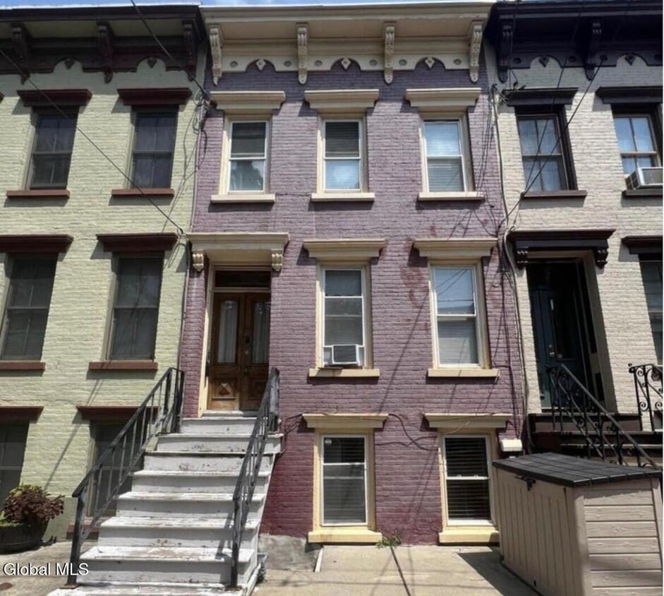 Primary Photo - 5 Irving St