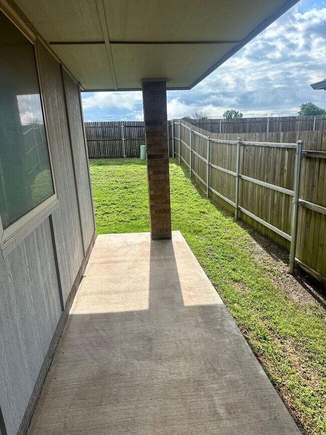 Building Photo - FIRST MONTH FREE - 4 BEDROOMS!