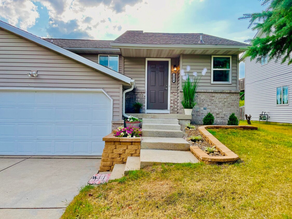 Primary Photo - 3016 Maple Valley Dr