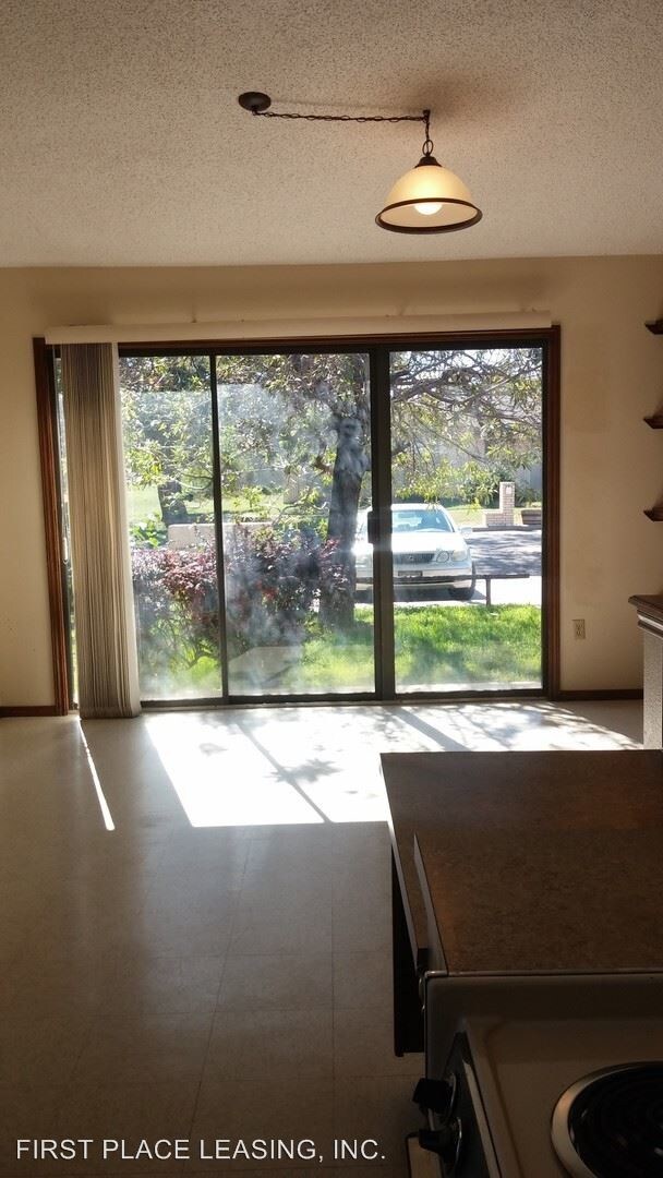 Foto del edificio - 910-920 Fairmont Ct