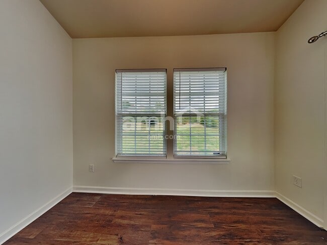 Building Photo - 10 Pfeiffer Ct