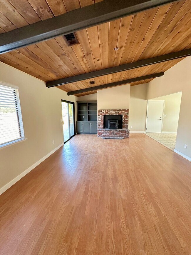 Foto del edificio - 3 br, 2 bath House - 735 Walnut Dr