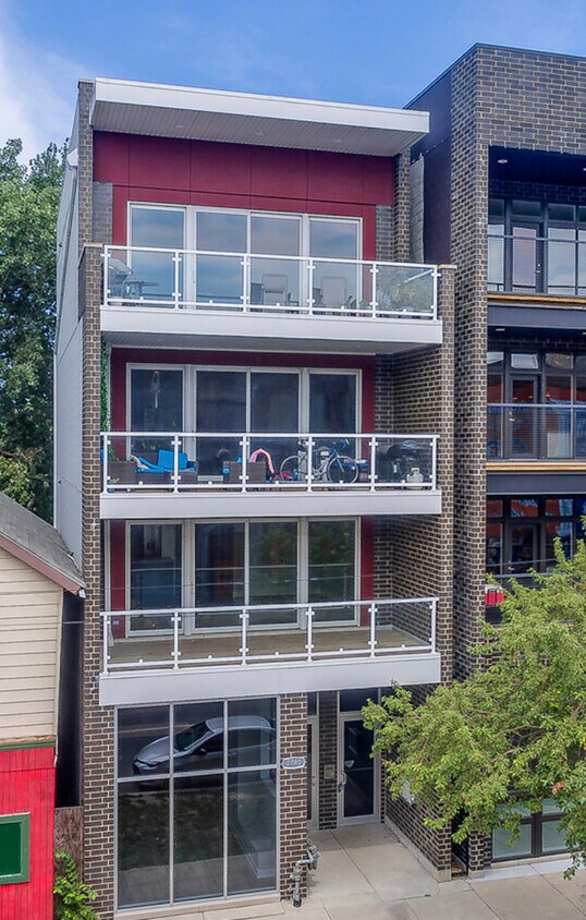 Primary Photo - 2740 W Chicago Ave