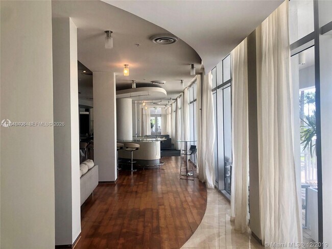 Foto del edificio - 10275 Collins Ave