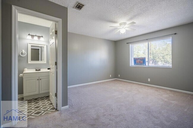 Building Photo - 910 Brett Dr