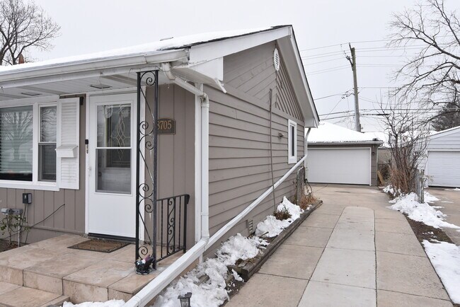 Foto del edificio - 8705 45th St