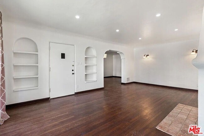 Foto del edificio - 8230 Blackburn Ave