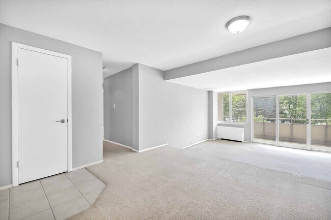 Foto del edificio - 12900 Lake Ave