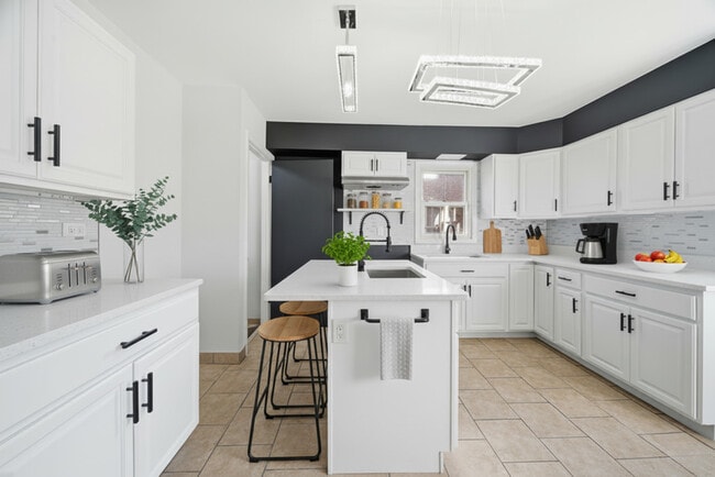 Building Photo - 14921 Lincoln Ave