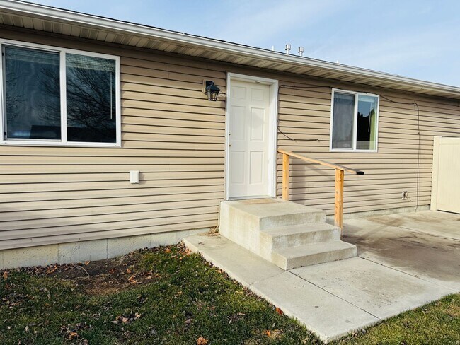 Building Photo - 523 Yellowstone Ave