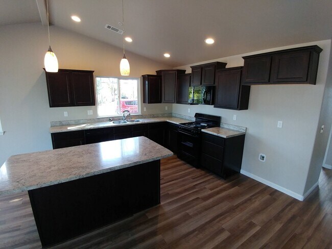 Building Photo - 3 Bedroom 2 Bath Home