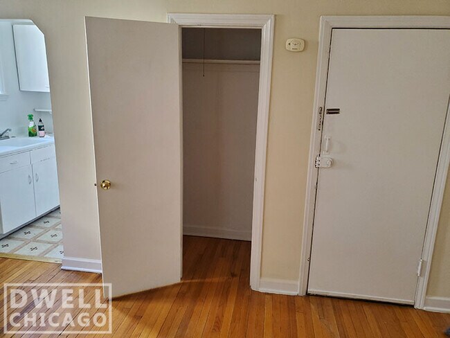 Building Photo - 6538 N Lakewood Ave