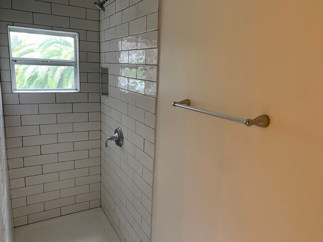Building Photo - 1398 Scenic