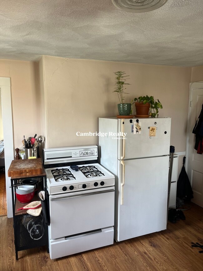 Building Photo - 17 Endicott Ave