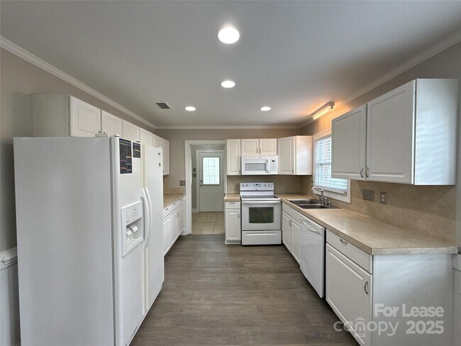 Building Photo - 6421 Mill Grove Rd