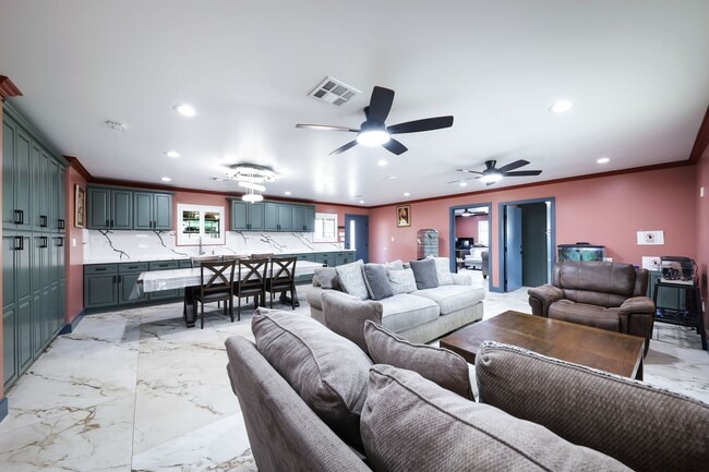 Foto del edificio - FOR RENT Fully Remodeled 4 Bed / 3 Bath Ho...