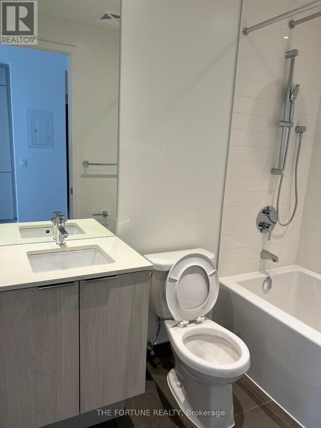 Photo du bâtiment - 448 Burnhamthorpe Rd W