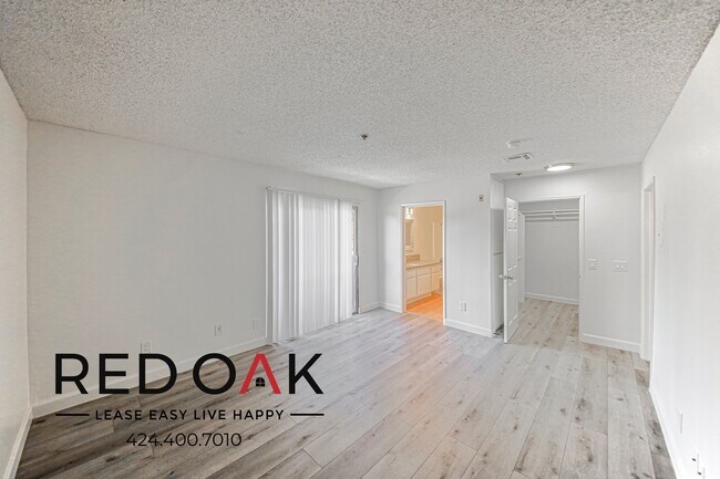 Foto del edificio - Beautiful and Bright Two Bedroom with Spac...