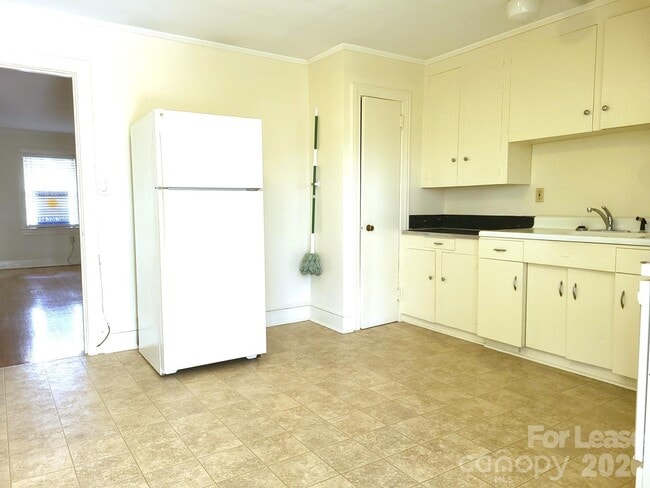 Building Photo - 2245 Crescent Ave