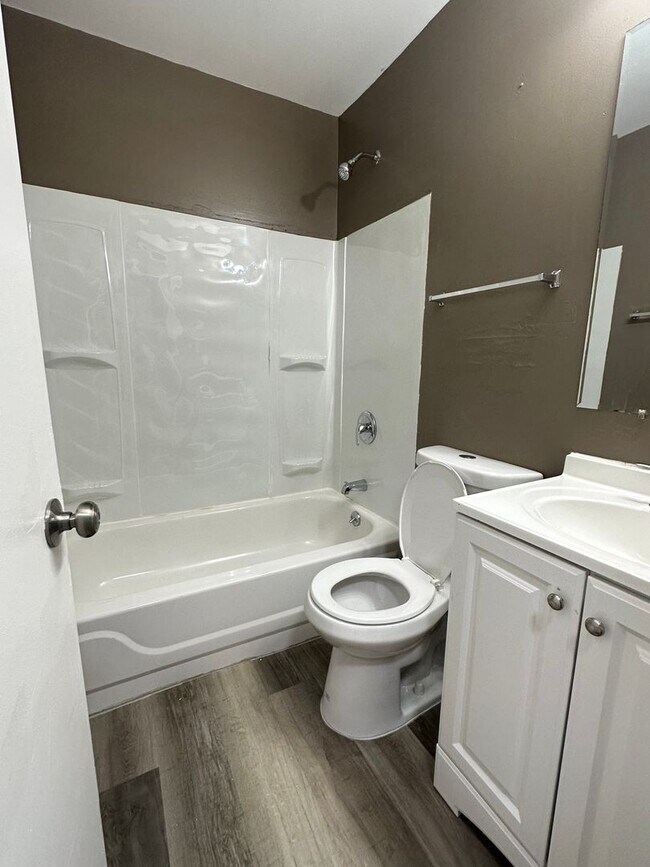 Foto del edificio - Recently Renovated Three Bedroom with Carp...