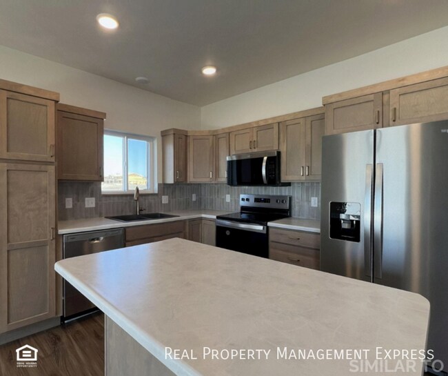 Building Photo - Modern 3 Bed 2.5 Bath Townhome Located in ...