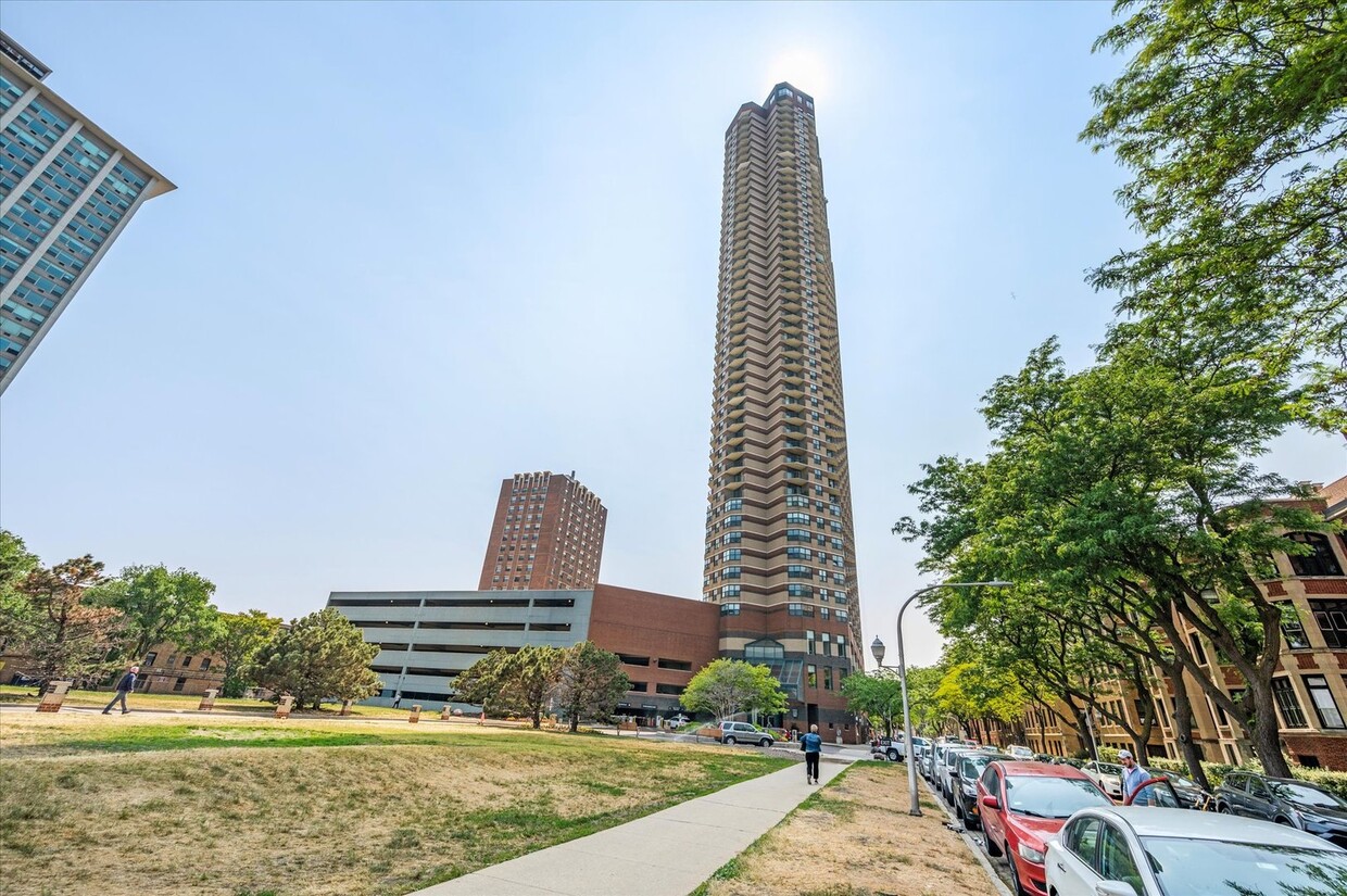 Foto principal - 3660 N Lake Shore Dr