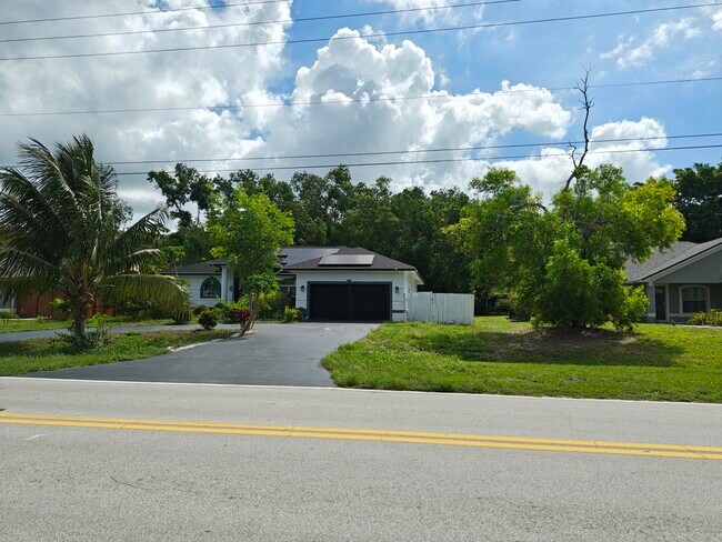 Foto del edificio - 376 SW Tulip Blvd