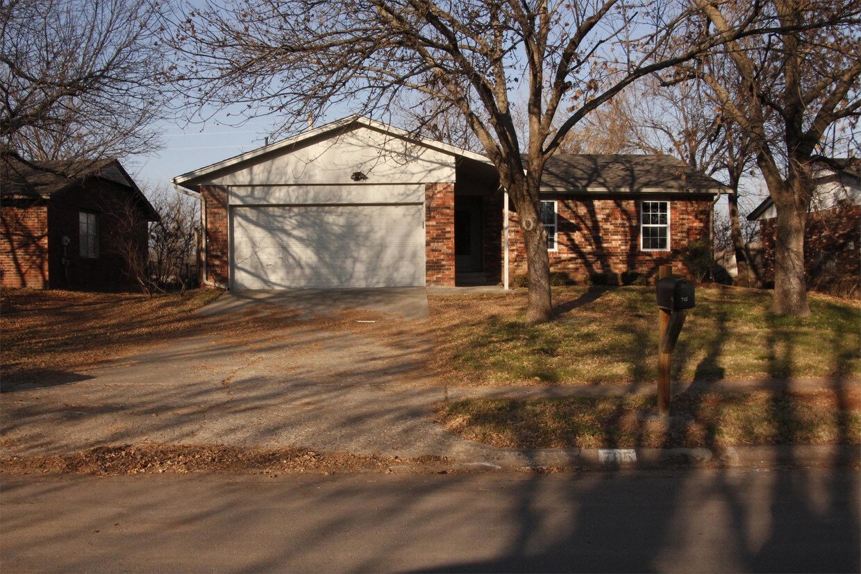 Primary Photo - 705 W 26th St