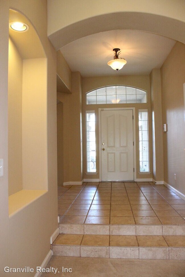 Building Photo - 3 br, 3 bath House - 2941 E. Pryor Dr