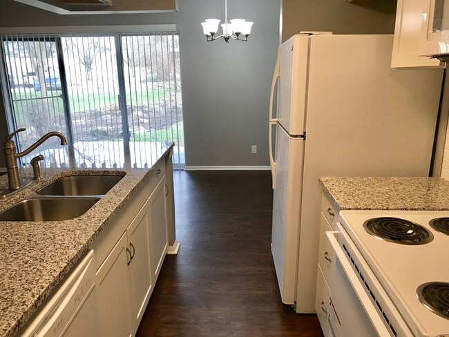 Building Photo - 1024 Hidden Landing Trl