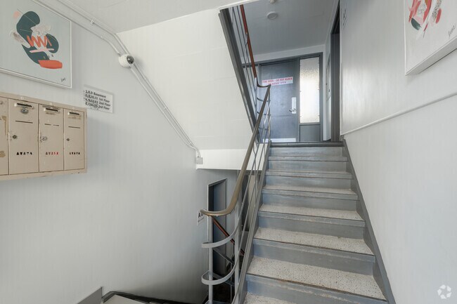Hall d'entrée - 75 Milford Avenue & 421-429 Barrie Place